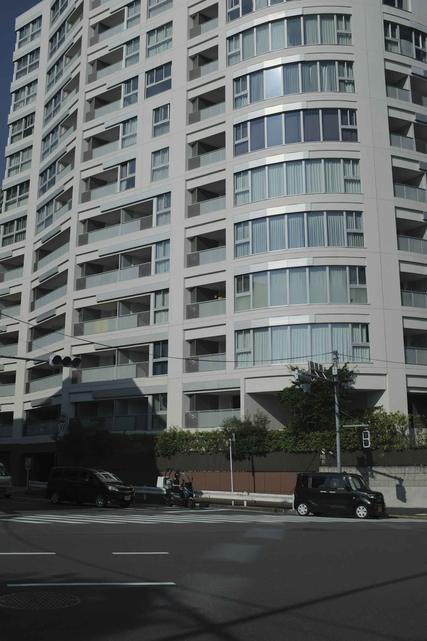 Immeuble résidentiel récent avec balcons